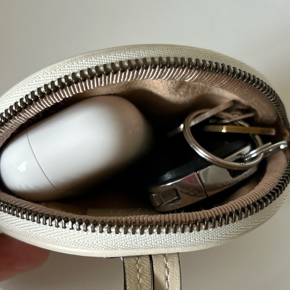 Gucci Off White Ivory Matelasse Leather GG Marmont Mini Round Coin Purse Pouch - Picture 10 of 10